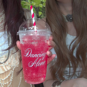 顾平把船开到了湖中央
