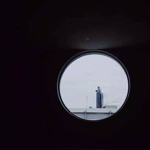 顾平把船开到了湖中央
