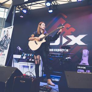 顾平把船开到了湖中央
